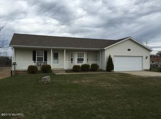 975 Ridgeview Dr, Wayland, MI 49348