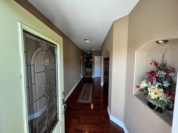 4th image of 556 Kensington Dr