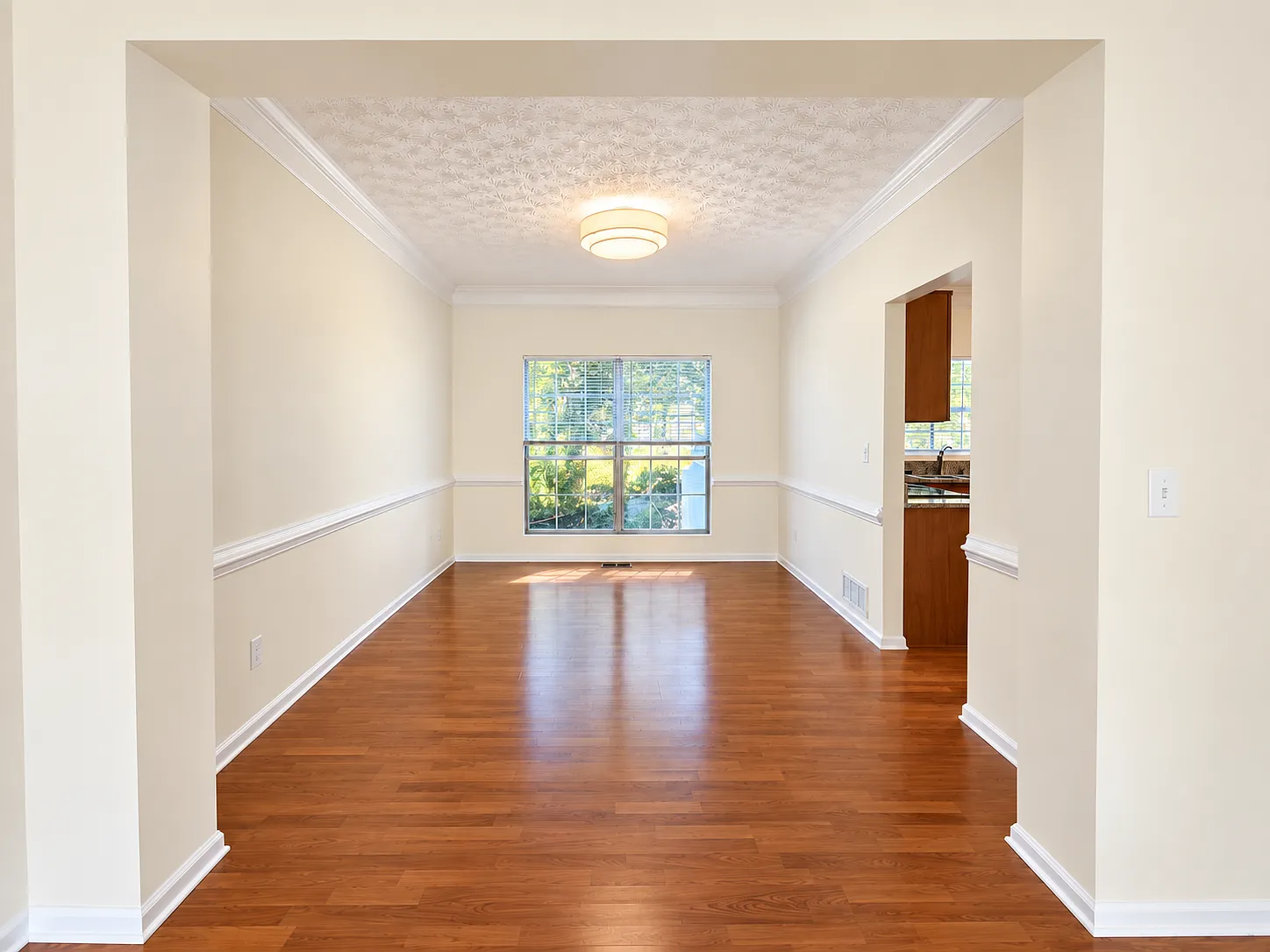 4 bed, 2.5 bath, 2098 sqft, $2,500 — Photo 3