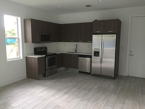 4th image of 480 NE 35th Ct Unit 1