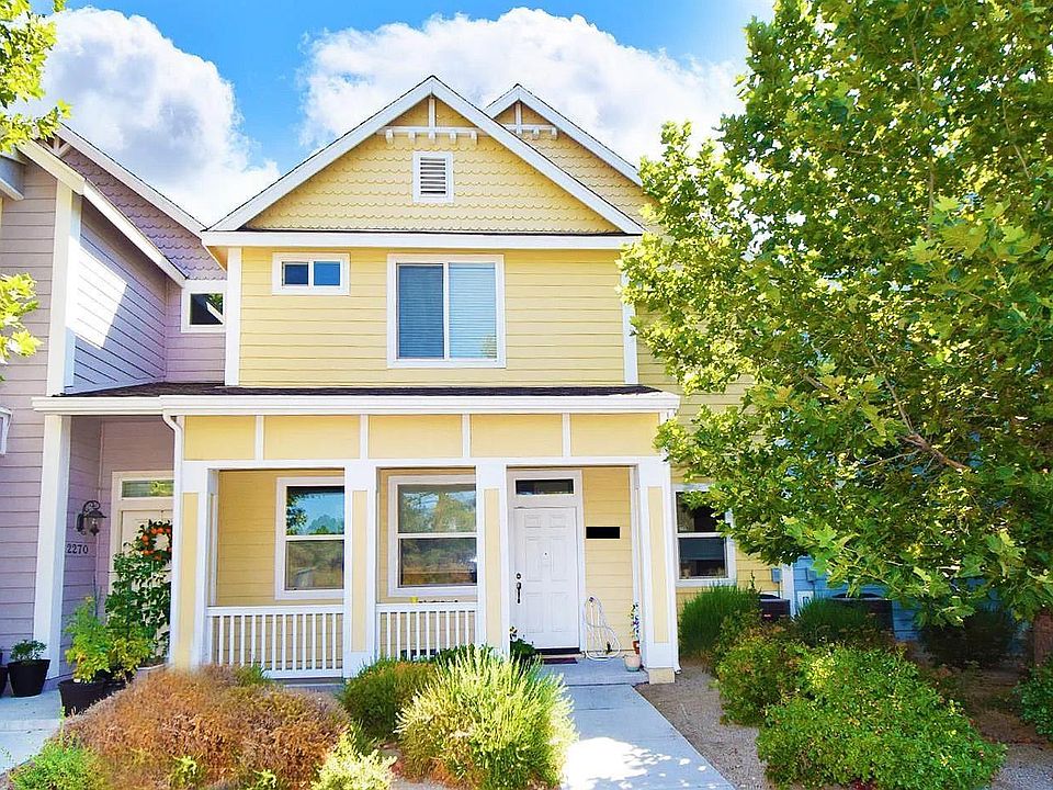 Picturesque townhouse across the street from Virginia Lake