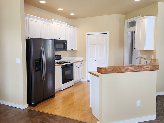 3rd image of 880 SE Parkside Place