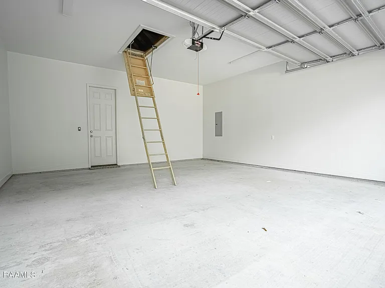 404 E Martial Ave — Photo 35