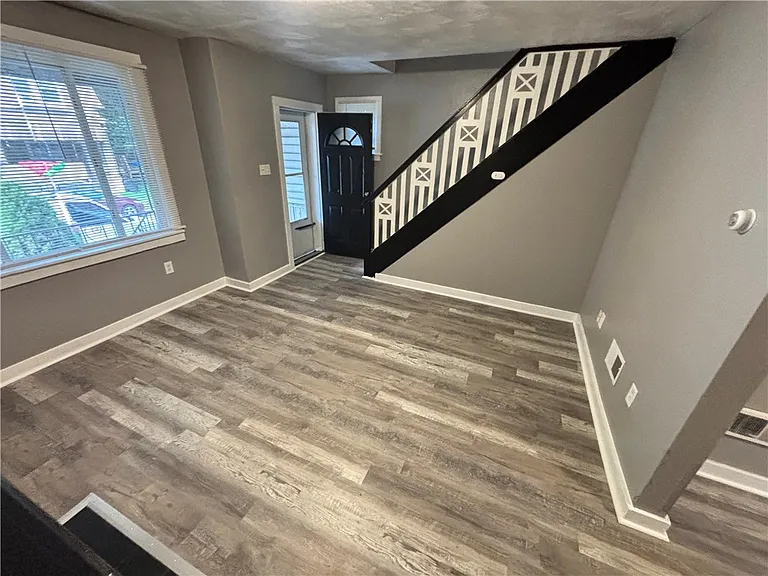 327 Mathews Ave — Photo 2