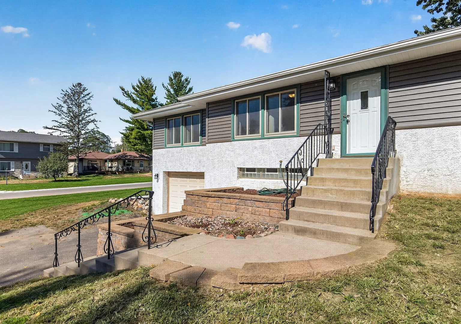 Newly remodeled 4-bedroom, 2-bath home in Inver Grove Heights- Available Now! — Photo 3