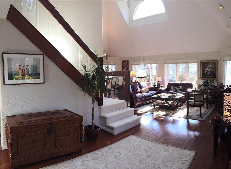 2nd image of 7 Beacon Hill Rd #A