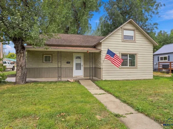 1070 Elkhorn St, Belle Fourche, SD 57717