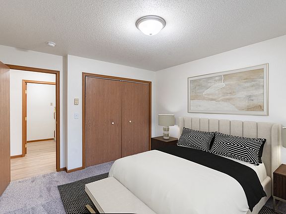 Fargo, ND Flagstone Apartments | 21B | Bedroom
