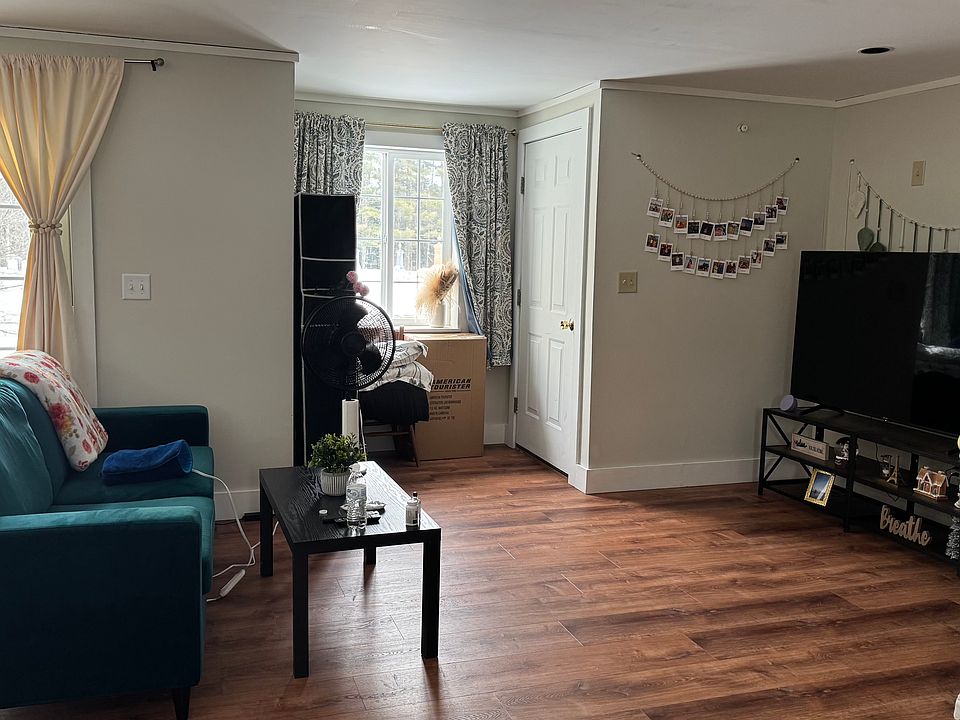 Sitting area/tv
Doorway to access garage