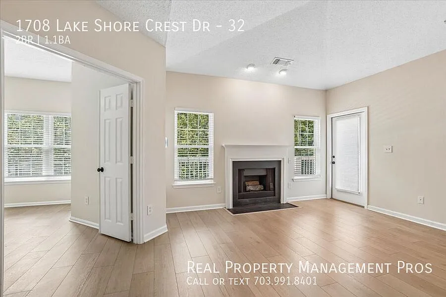 Fabulously renovated 2-bedroom, 1.5-bath top-level penthouse just blocks from Reston Town Center ... — Photo 4
