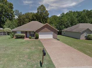 137 Woodgrove Dr, Jackson, TN 38305