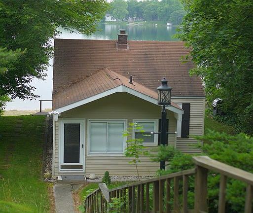 2nd image of 418 W Crooked Lake Dr
