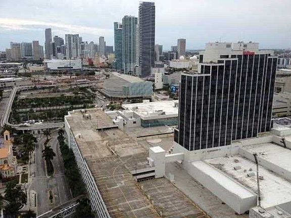 2nd image of 1750 N Bayshore Dr APT 3206
