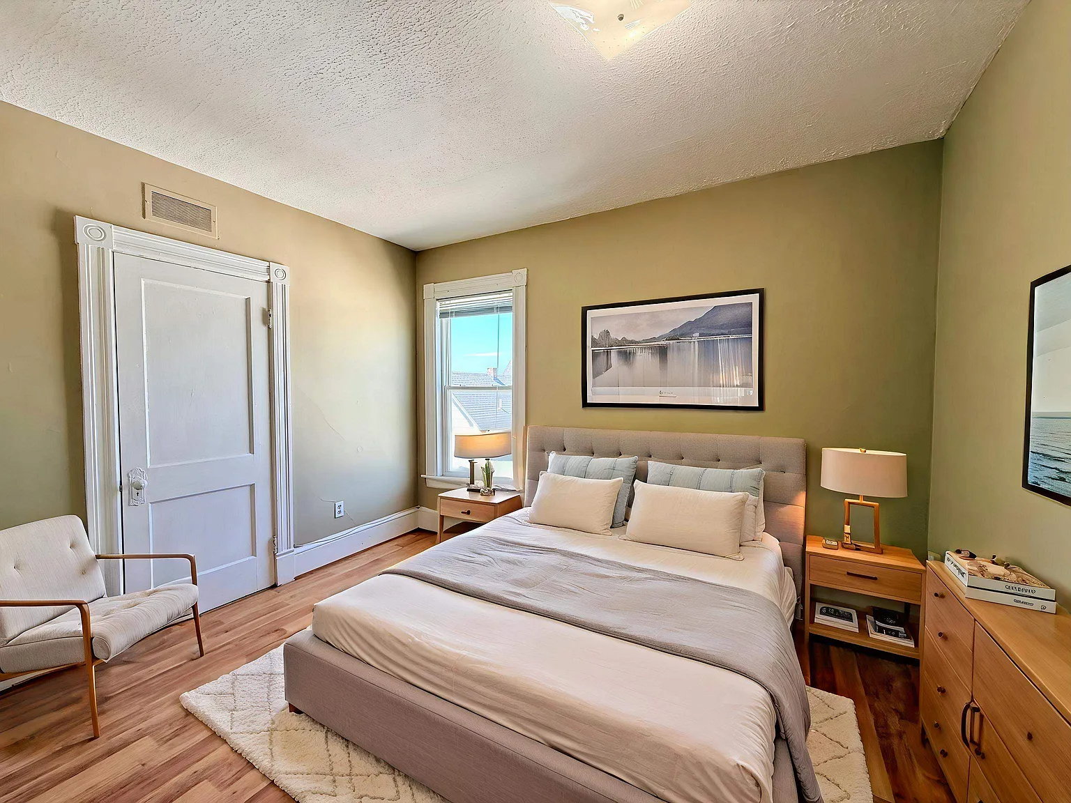 3 bed, 1.0 bath, 824 sqft, $2,000 — Photo 4