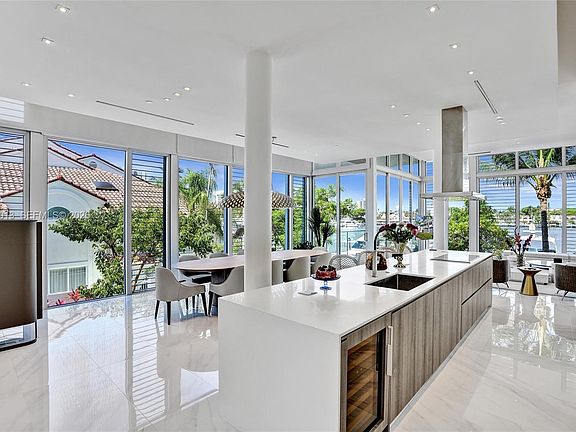 3rd image of 3750 Yacht Club Dr #Townhouse 1