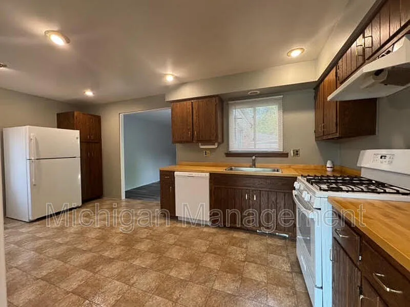 3 bed, 2.0 bath, 1195 sqft, $2,400 — Photo 4