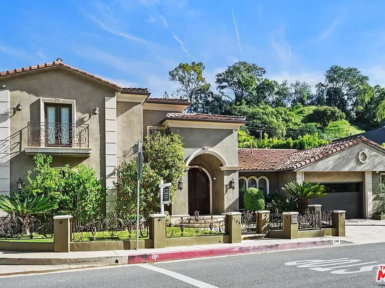 2108 San Ysidro Dr — Photo 2