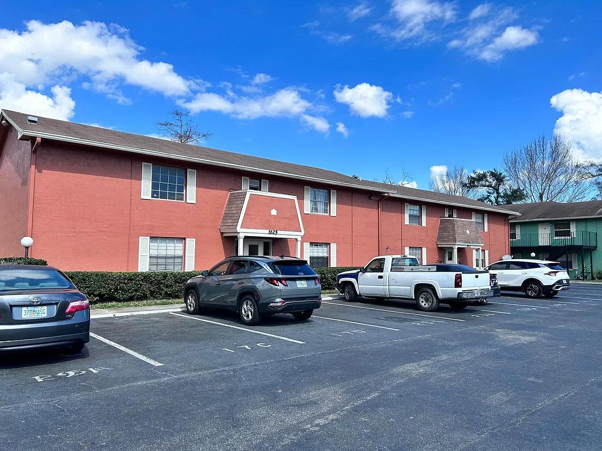 Building Photo - 1625 W Oak Ridge Rd #C