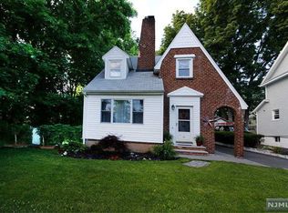 43 Carlisle St, Bergenfield, NJ 07621