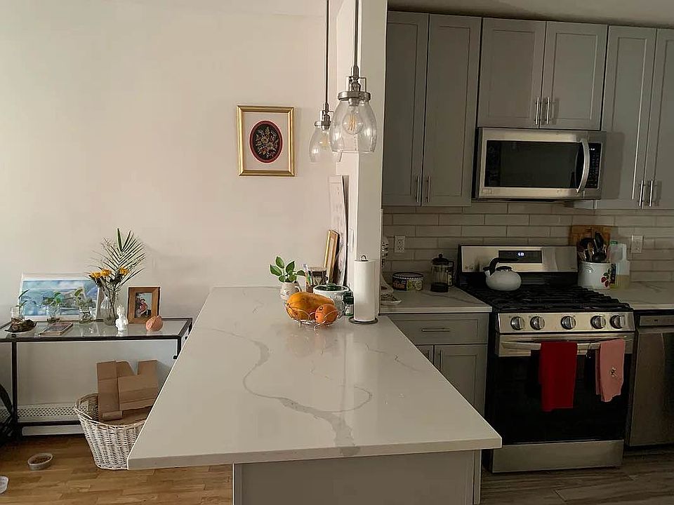1st image of 987 Halsey St APT 2
