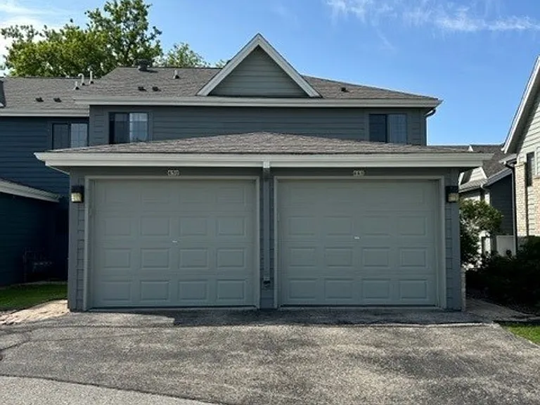 Lake Court Apartments — Photo 15