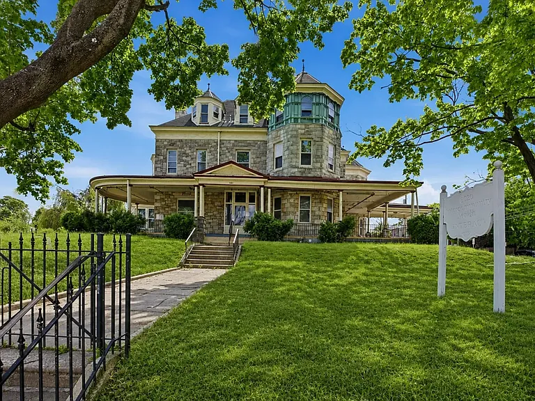The Langhurst Mansion — Photo 1