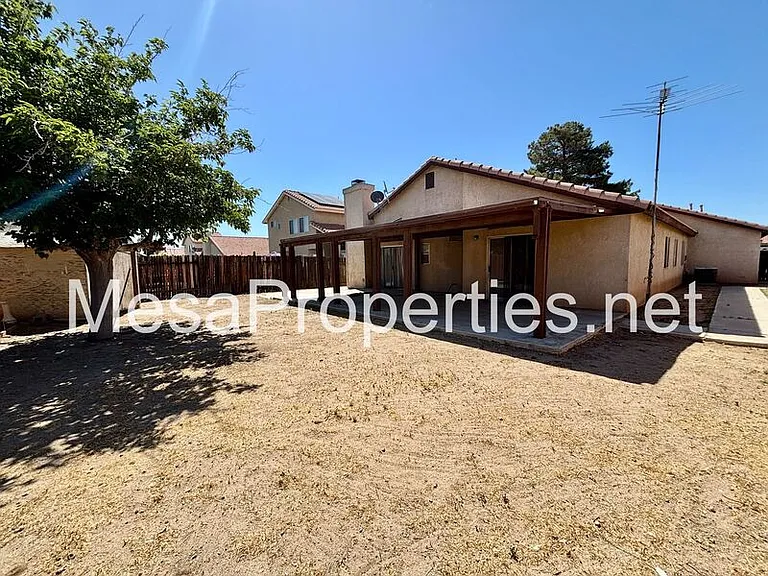 14390 Hillsborough Dr — Photo 28