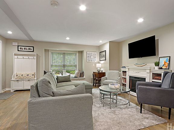5th image of 627 N Arlington Heights Rd
