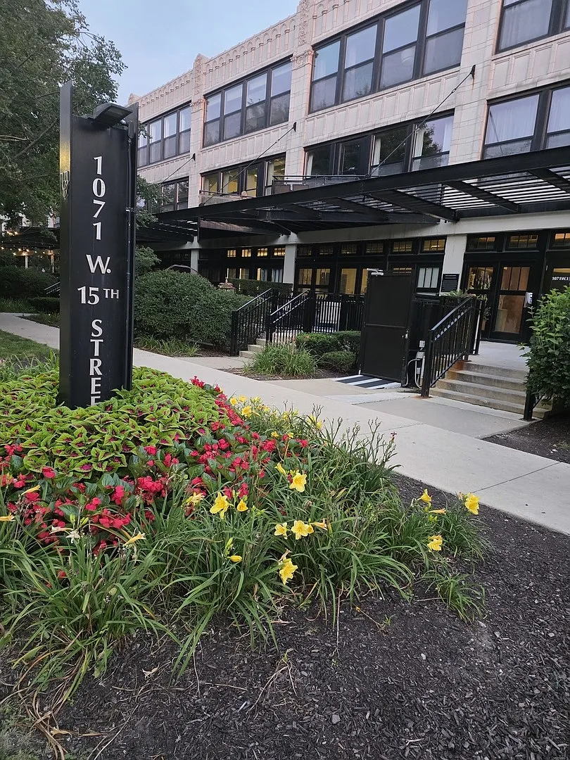 1 bed, 880 sqft, $2,299 — Photo 1