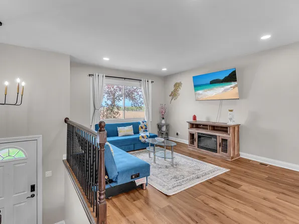 1407 Jefferson St, Lake In The Hills, IL 60156