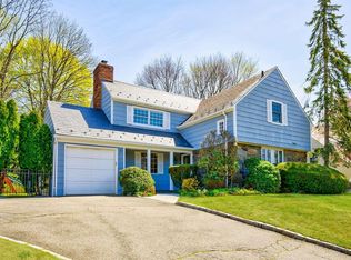 8 Lynn Rd, Port Washington, NY 11050