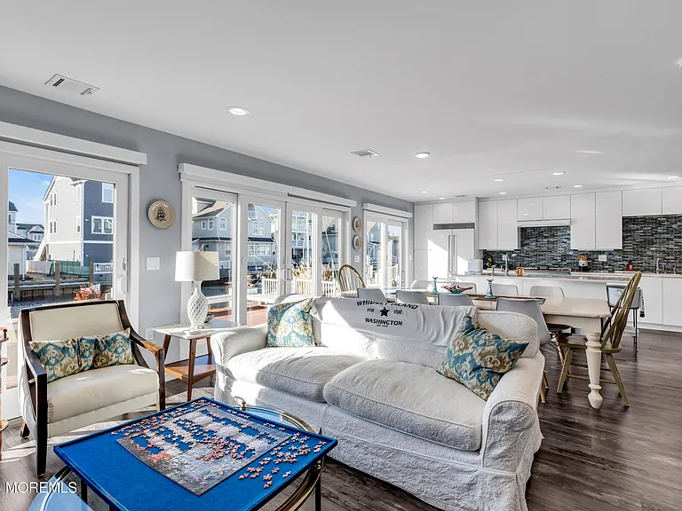 213 Hayes Ct — Photo 1