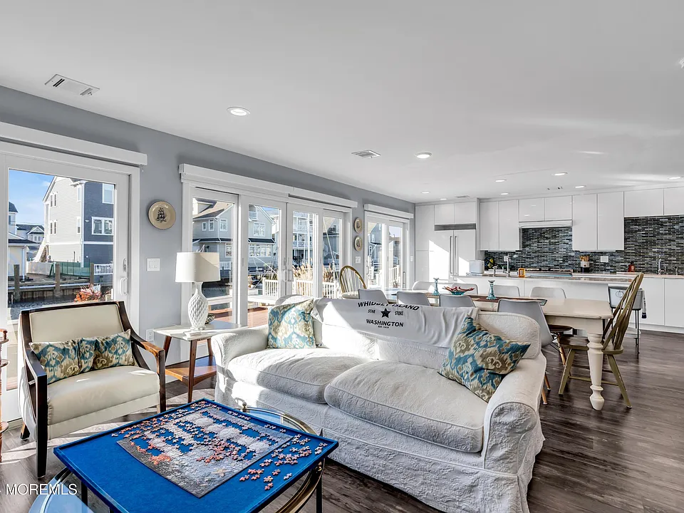 213 Hayes Ct