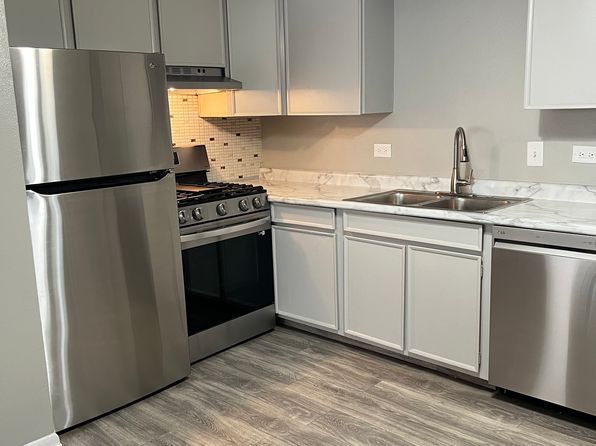 4401 Prescott Ave APT 1D, Lyons, IL 60534 – 2-bedroom rental in Lyons