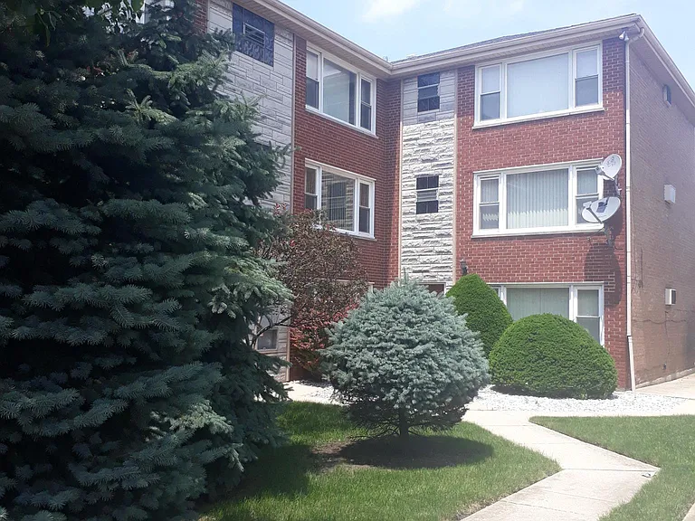 6946 W 65th St #4 — Photo 3