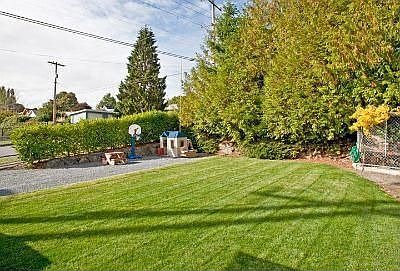 Very nice, fenced yard