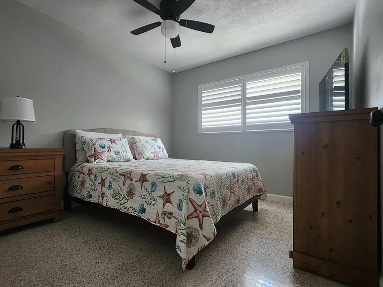 1st bedroom, with Queen size bed Previously staged