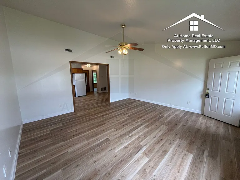 469471 Law Ct — Photo 4