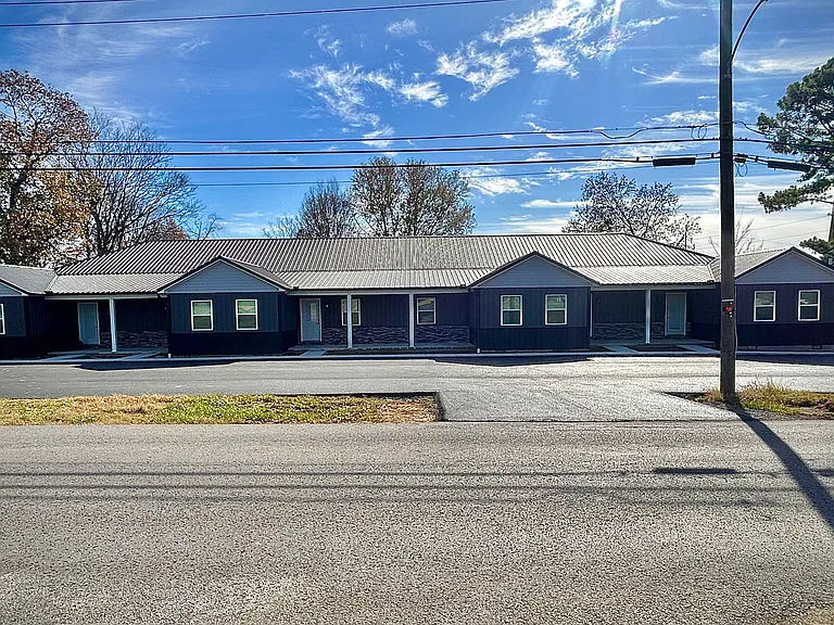 205 Coakley St — Photo 1