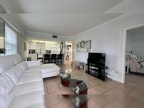 4th image of 731 S 1st St #206