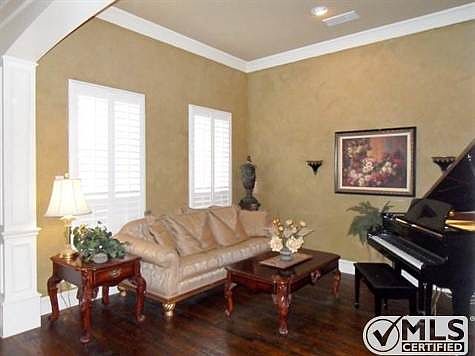 3rd image of 5804 Glenmore Dr
