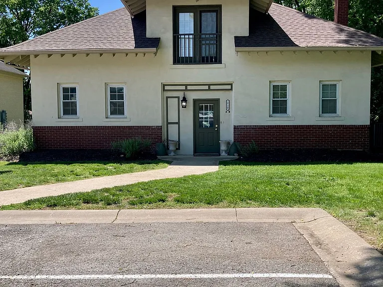 Mansion Row - Where Historic Charm Meets Modern Convenience! — Photo 7