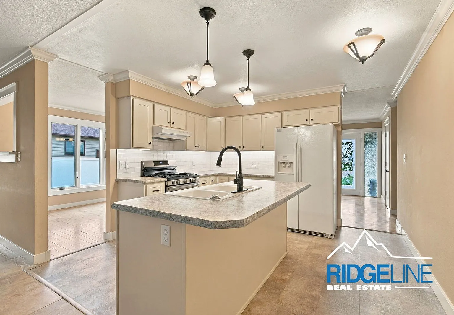 3 bed, 2.0 bath, 1584 sqft, $2,300 — Photo 2