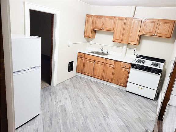 5th image of 118 Cottage St