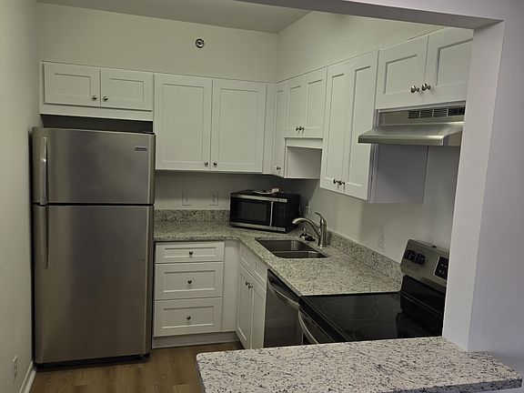 5th image of 900 19th Ave S APT 107