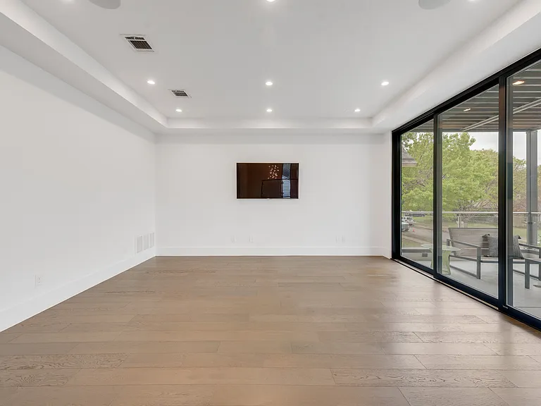 6420 Kenwood Ave — Photo 11