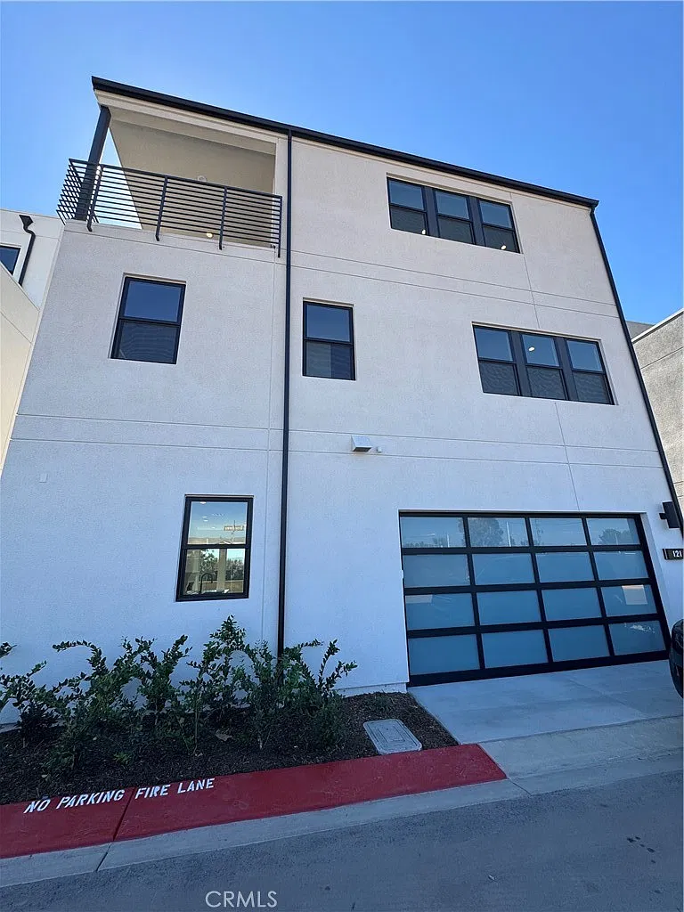 5 bed, 3.5 bath, 2843 sqft, $6,450 — Photo 1