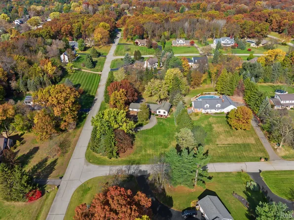 11057 Winthrop Ln, Brighton, MI 48114