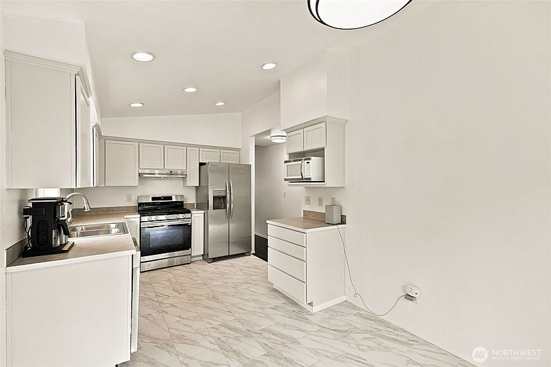 4th image of 1220 N 12th Road
