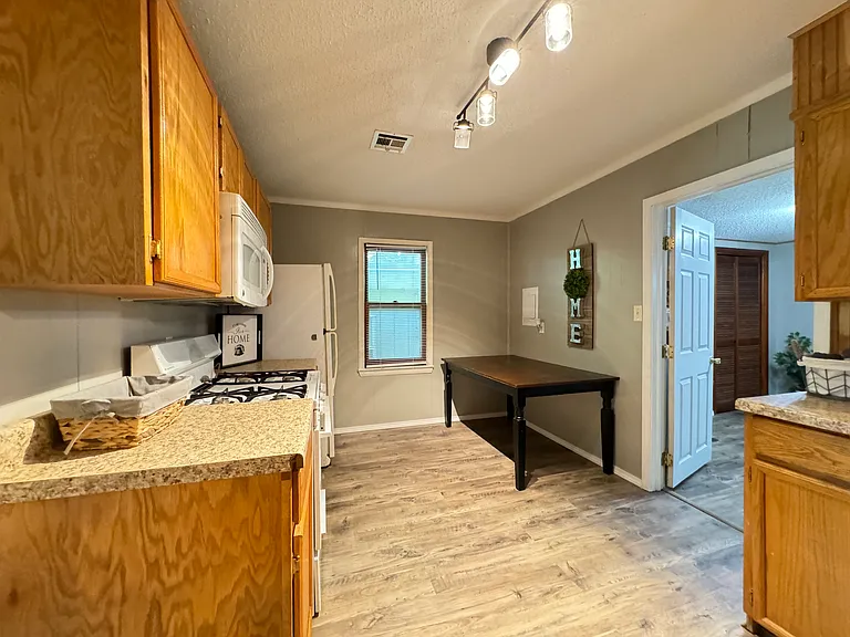 1240 E Walnut St — Photo 12